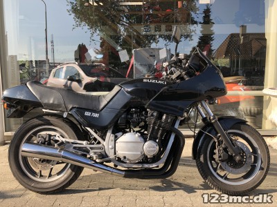Suzuki GSX 750 ESD street