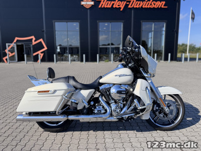 Harley-Davidson FLHXS Street Glide Special