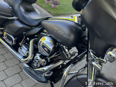 Harley-Davidson FLHXS Street Glide Special