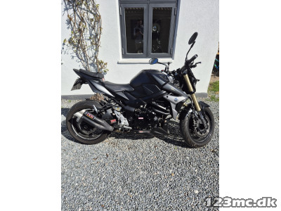 Suzuki GSR 750 Yoshimura