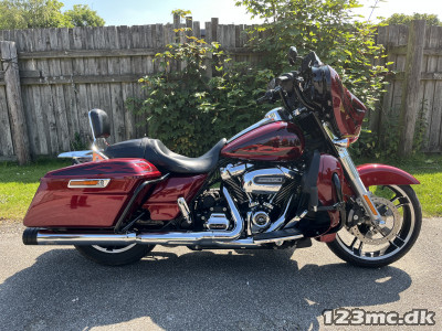Harley-Davidson FLHXS Street Glide Special