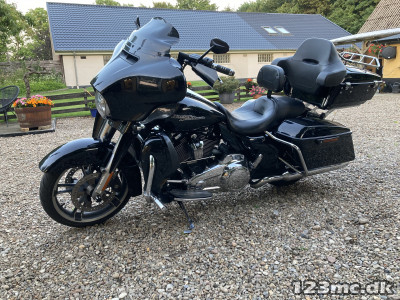 Harley-Davidson FLHXS Street Glide Special Tour