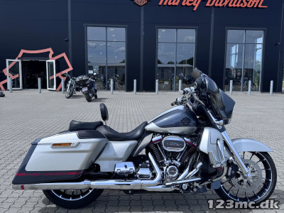Harley-Davidson FLHXSE CVO Street Glide