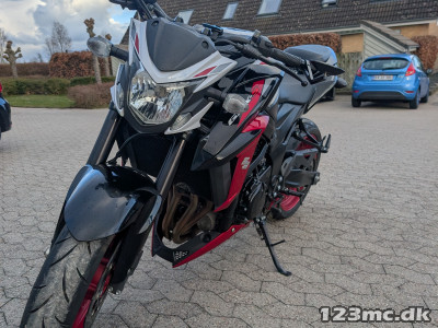 Suzuki GSXS 750 yoshimura