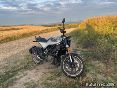 Husqvarna Vitpilen 401 Svartpilen styr.