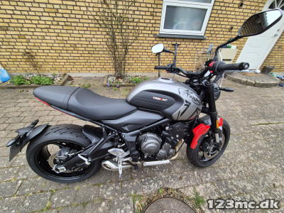 Triumph Trident Silver Ice / Diablo Red