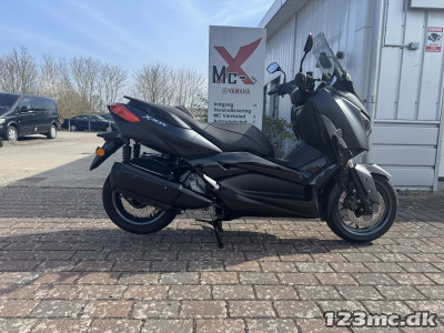 Yamaha X-Max 300 Iron