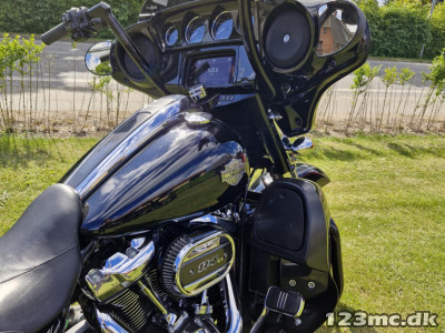 Harley-Davidson FLHXS Street Glide Special