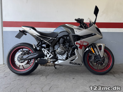 Suzuki GSX-8R