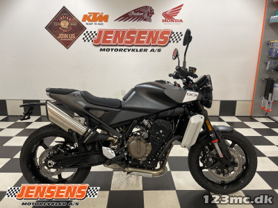 Husqvarna Svartpilen 801