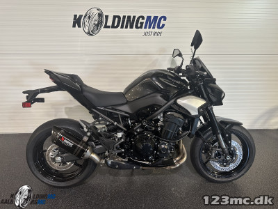 Kawasaki Z 900 Performance Metallic Spark Black (BK1)
