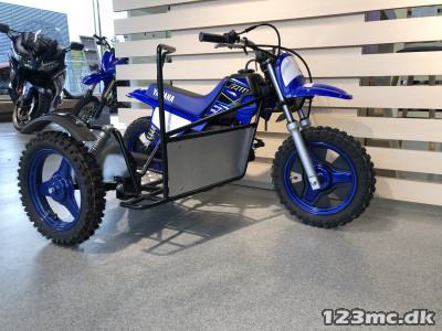 Yamaha PW 50 med sidevogn