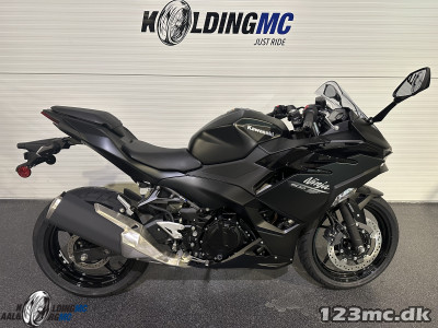 Kawasaki Ninja 500 Metallic Flat Spark Black / Metallic Spark Black