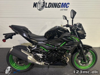 Kawasaki Z 500 SE Ebony / Metallic Carbon Gray