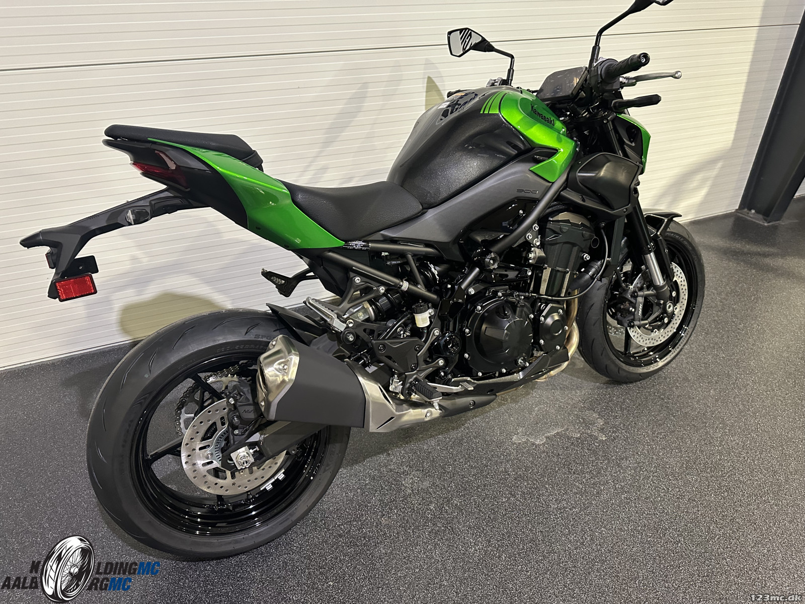 Ny Kawasaki Z 900 Candy Lime Green / Metallic Carbon Gray 2026 til