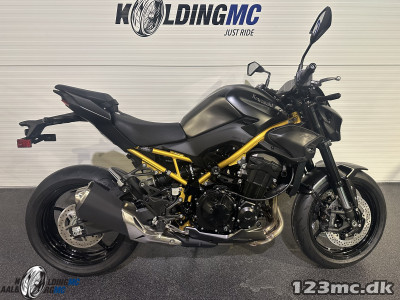 Kawasaki Z 900 Metallic Matte Graphenesteel Gray / Metallic Flat Spark Black