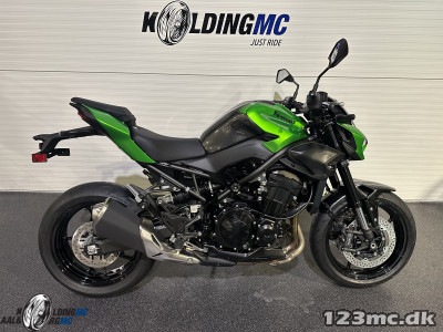 Kawasaki Z 900 Candy Lime Green / Metallic Carbon Gray