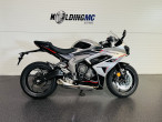 Triumph Daytona 660 ALUMINIUM SILVER/SAPPHIRE BLACK Triumph Daytona 660 ALUMINIUM SILVER/SAPPHIRE BLACK