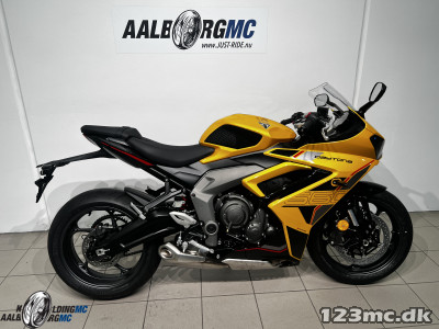 Triumph Daytona 660 Cosmic Yellow / Sapphire Black