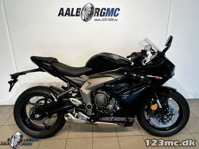 Triumph Daytona 660 Sapphire Black