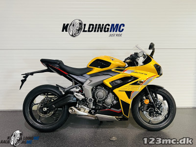 Triumph Daytona 660 Cosmic Yellow / Sapphire Black