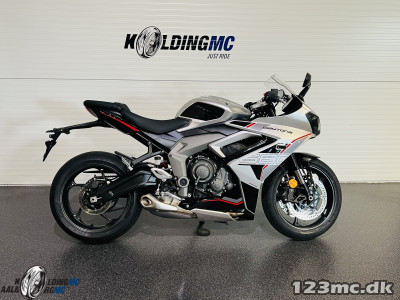 Triumph Daytona 660 ALUMINIUM SILVER/SAPPHIRE BLACK