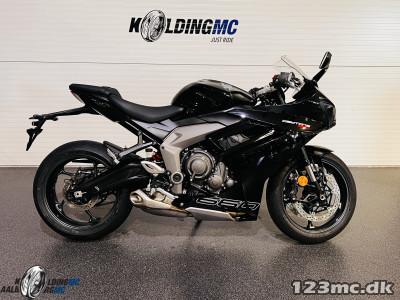 Triumph Daytona 660 Sapphire Black