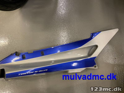 Kåbe side under sæde højre