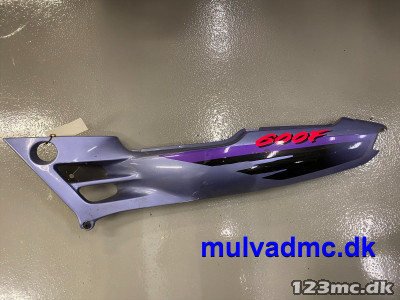 Kåbedel under sæde venstre