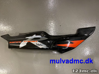 Kåbeside højre under sæde