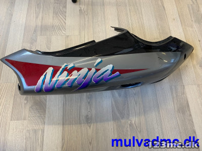 Kåbeside under sæde højre