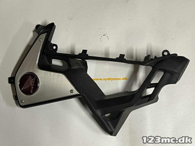 64320-MKK-D20	COVER SET, R. FR. SIDE (W