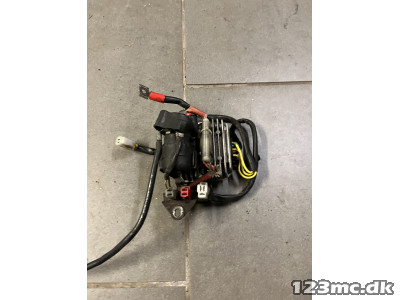 Spændingsregulator og startrelæ