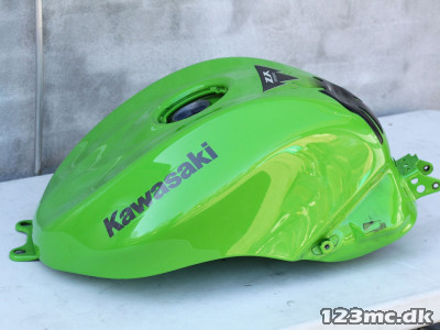 Benzintank til Kawasaki ZX 10 R årg. 04
