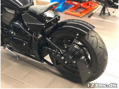 B. Bobber sæde kit - Suzuki M800