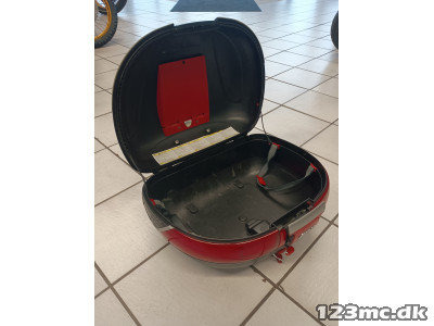 Givi Maxia topboks, med ryglæn.