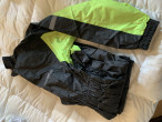 tøj, sidetasker, skivebremselås, hjelm, regndragt tøj, sidetasker, skivebremselås, hjelm, regndragt