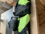 tøj, sidetasker, skivebremselås, hjelm, regndragt tøj, sidetasker, skivebremselås, hjelm, regndragt